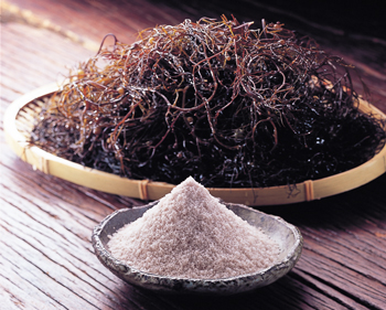 海藻（ホンダワラ）のもつヨードやミネラルを豊富に含む塩の傑作。